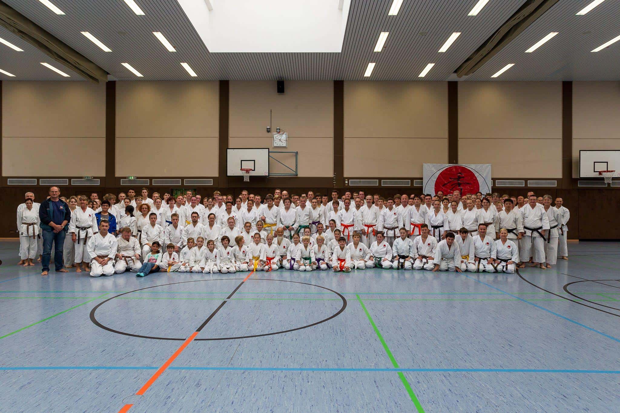 Gruppenaufnahme in einer Sporthalle