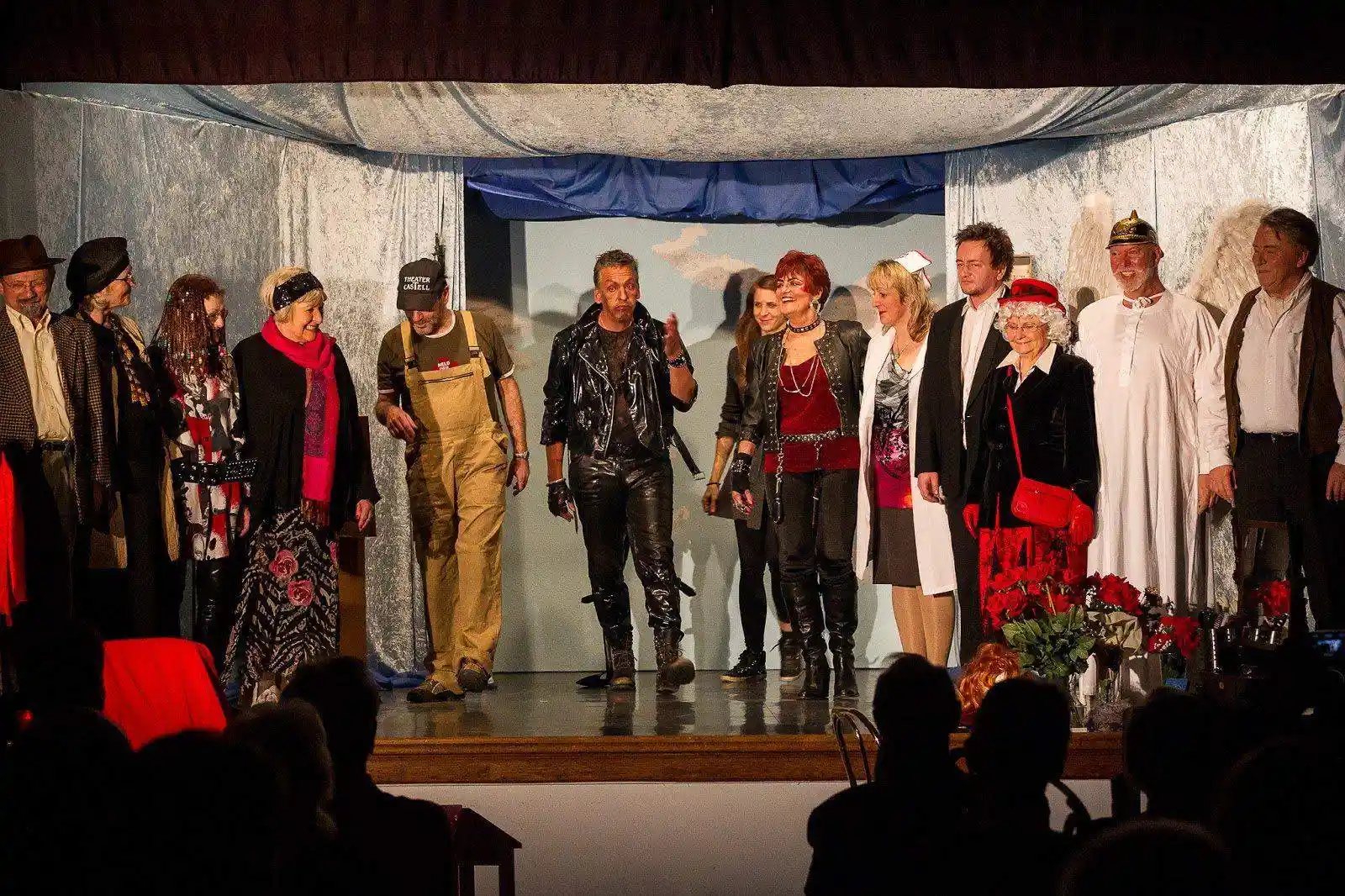 Ensemble auf der Bühne beim Schlussapplaus